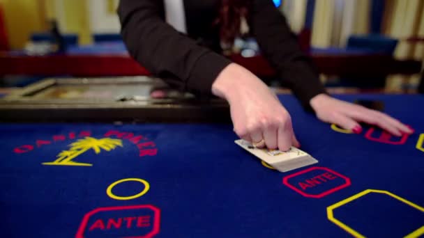 Casino, Poker: Der Dealer mischt die Pokerkarten. — Stockvideo