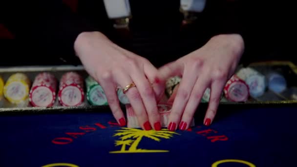 Casino, poker : Revendeur mélange les cartes de poker . — Video
