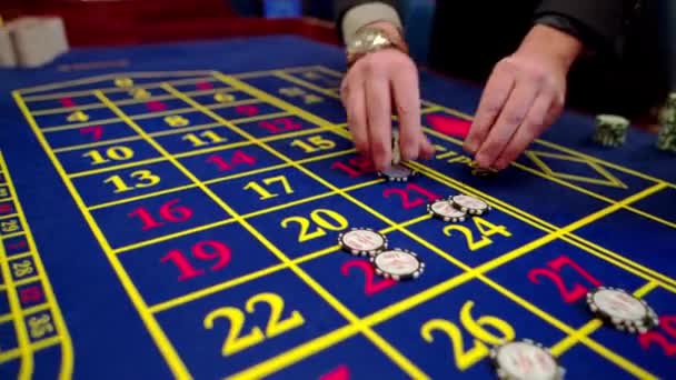 Casino, la mano de un hombre apuesta ruleta — Vídeos de Stock