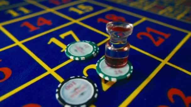 Casino, Dolly op het winnende nummer chips — Stockvideo