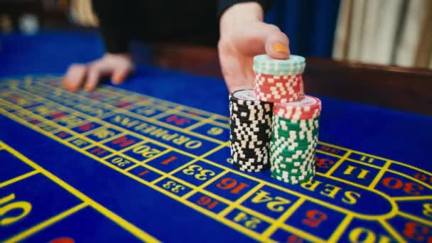 Casino, mains féminines prenant la victoire sur la roulette — Video