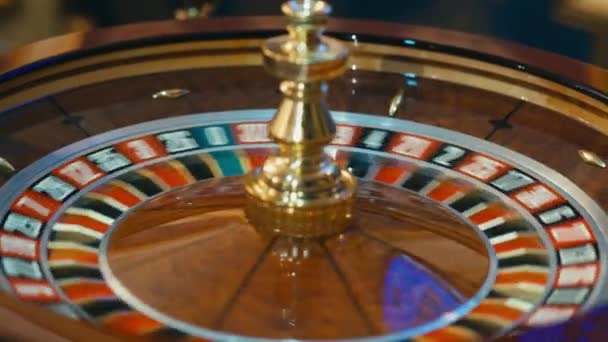 Roulettewiel spinnen in het casino — Stockvideo