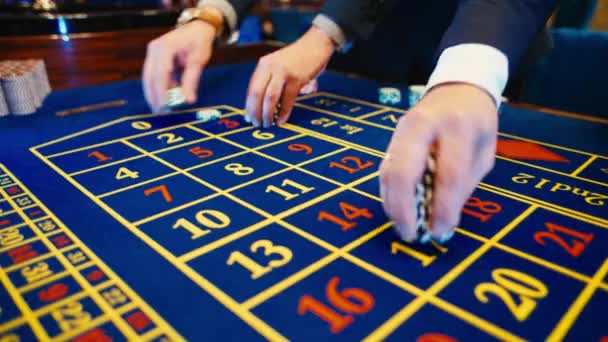 Casino, en mans hand bet roulette — Stockvideo