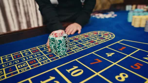 Casino, vrouwelijke handen nemen van de overwinning op de roulette — Stockvideo