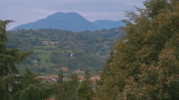 Un pequeño pueblo italiano de montaña, Alpes — Vídeos de Stock