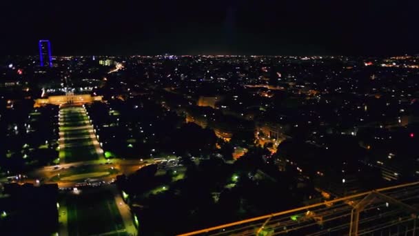 Widok z wieży Eiffla hotel panorama nocą — Wideo stockowe