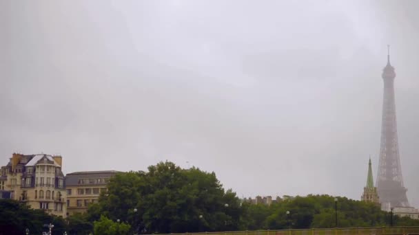 Eiffeltoren in mist, uitzicht vanaf de brug — Stockvideo