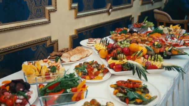 Buffet tabel voedsel feestzaal. — Stockvideo