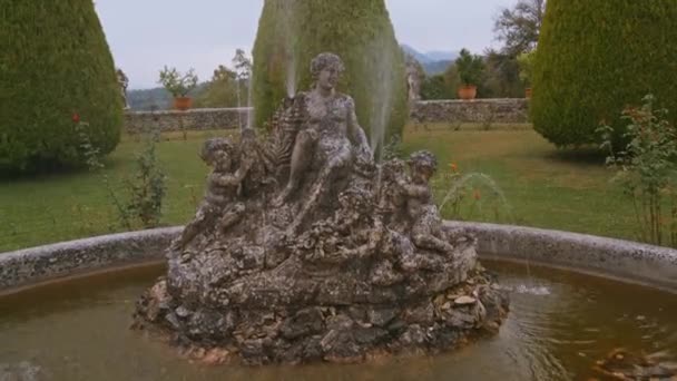 Fuente Villa Italia Alpes grúa gotas de agua — Vídeos de Stock