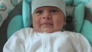 salıncakta sürme ve gülen bebek