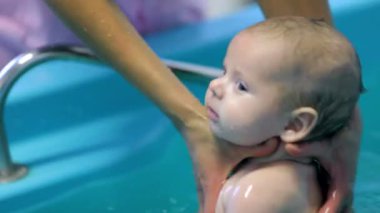 Bebek küvet yüzmeyi öğrenir