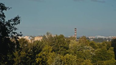 Şehir Manzaralı, ağaçlar ve evler