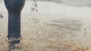 su çeşme, güneşli havalarda düşen su damlaları