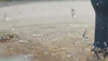 su çeşme, güneşli havalarda düşen su damlaları