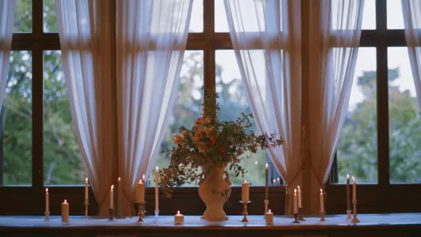 Velas de la habitación la oscuridad de la ventana de color — Vídeos de Stock