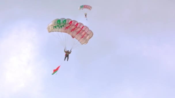 Paraquedistas voam no céu — Vídeo de Stock