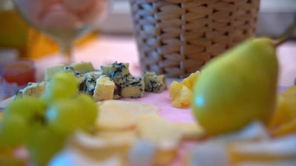 Buffet, fromage, raisin et poire se trouvent à la surface — Video