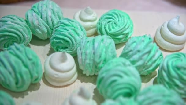 Vitt och grönt marshmallows på ytan — Stockvideo