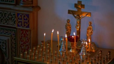 Kilise sunak önce yanan mumlar