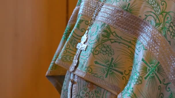 Ortodoxa kors hängande på prästen — Stockvideo