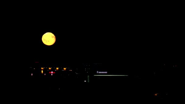 Grande lune au-dessus de la ville, nuit — Video