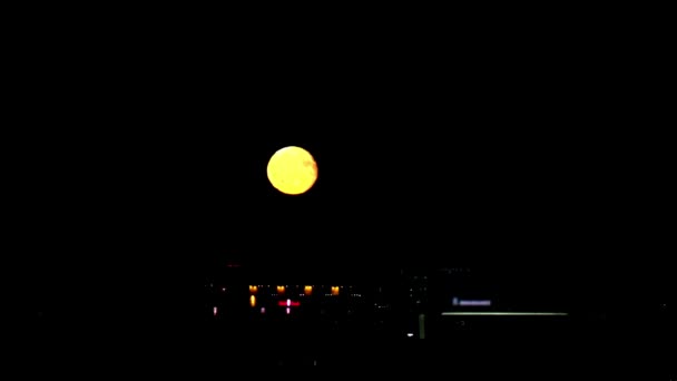 Великий місяць над містом, ніч — стокове відео