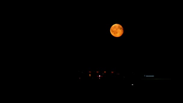 Luna grande sobre la ciudad, noche — Vídeo de stock