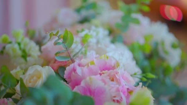 Composições de decoração de férias de flores vivas, rosas — Vídeo de Stock
