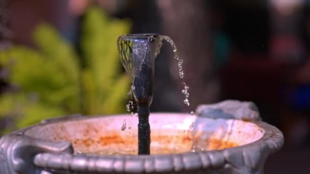 Agua de la ciudad sobre fondo verde — Vídeos de Stock