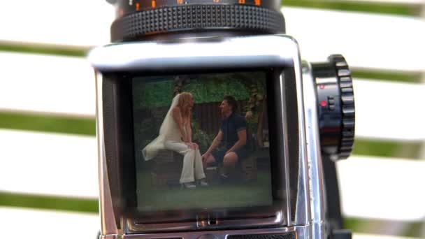 La novia y el novio visor Hasselblad — Vídeos de Stock