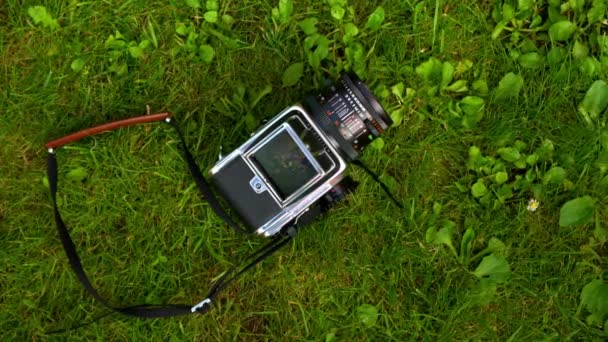 Fotoaparát Hasselblad, ležící na trávě — Stock video