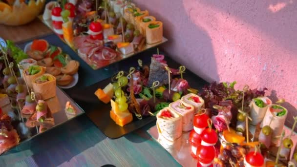 Mesa buffet lindamente decorado, canapés, rolos, legumes, peixe — Vídeo de Stock