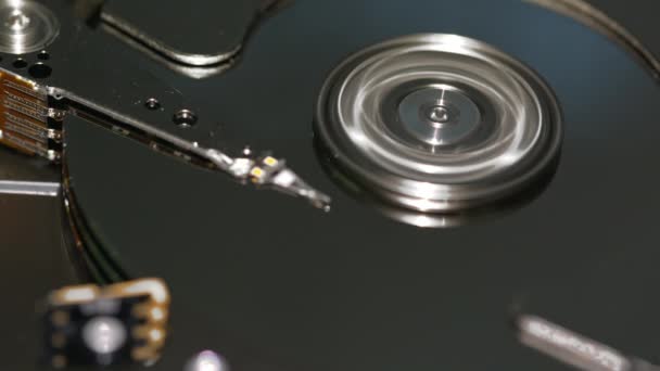 Hdd - eine Festplatte ist offen, eine echte offene Festplatte — Stockvideo