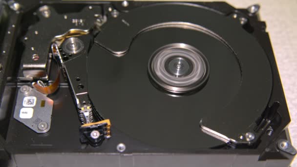 HDD - Una unidad de disco duro está abierto, disco duro abierto real — Vídeo de stock
