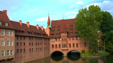 Güne göre kırmızı çatılar ile eski şehir Nürnberg panoramik görünüm.