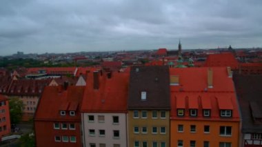 Güne göre kırmızı çatılar ile eski şehir Nürnberg panoramik görünüm.