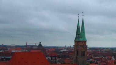 Güne göre kırmızı çatılar ile eski şehir Nürnberg panoramik görünüm.