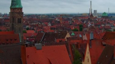 Güne göre kırmızı çatılar ile eski şehir Nürnberg panoramik görünüm.
