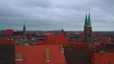 Güne göre kırmızı çatılar ile eski şehir Nürnberg panoramik görünüm.
