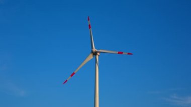 Rüzgar jeneratörleri üzerinde gökyüzü arka plan