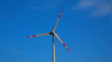 Rüzgar jeneratörleri üzerinde gökyüzü arka plan