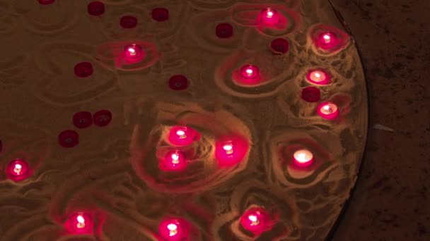 Свечи горят в церкви — стоковое видео