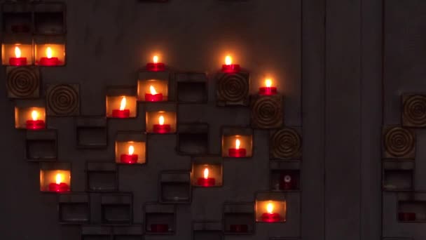 Свічки горять у церкві — стокове відео