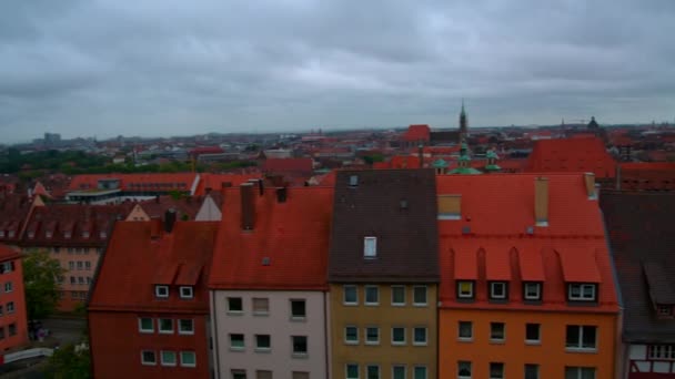 Güne göre kırmızı çatılar ile eski şehir Nürnberg panoramik görünüm. — Stok video