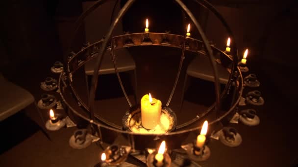 Ljus brinner i kyrkan — Stockvideo