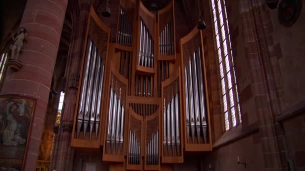 Die Pfeifenorgel in der Kirche — Stockvideo