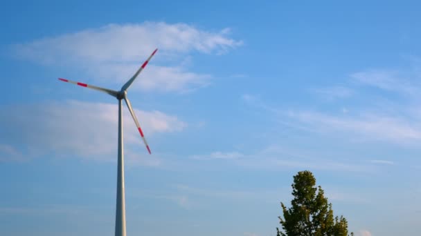 风力发电机在天空背景 — 图库视频影像