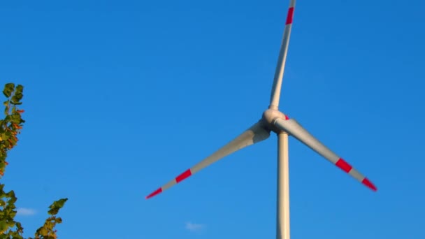 Generadores de viento sobre el fondo del cielo — Vídeos de Stock