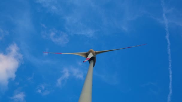 风力发电机在天空背景 — 图库视频影像