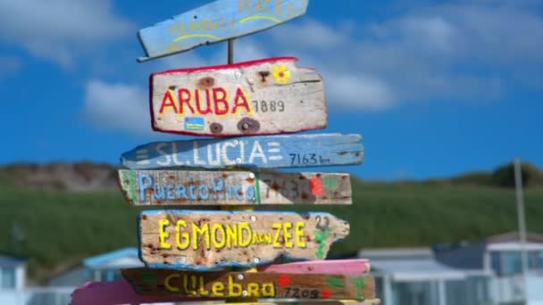 Puntero brillante y colorido de las distancias a las ciudades — Vídeo de stock